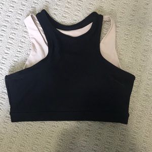 Hi-neck sports bra